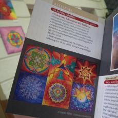 A Szivárvány Selyemfestő Kör kiállítása az Arany Tíz Kultúrház Programfüzetében