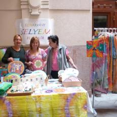 Szivárvány Selyemfestő Kör selyemvására, Gozsdu udvar, 2013., közösen